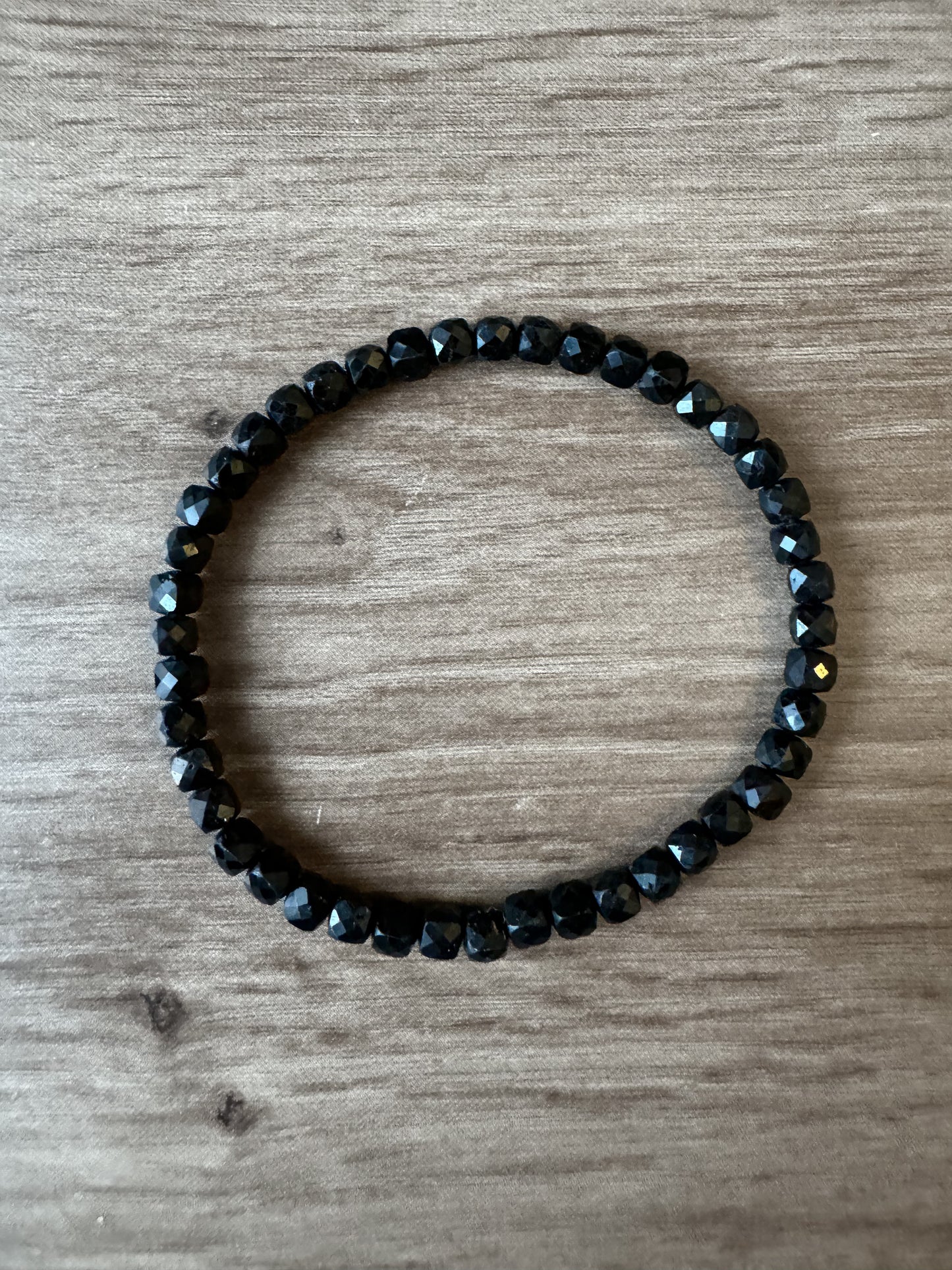 Armband aus Spinell, facettiert, kubisch